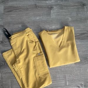 Casma 3 pocket scrub top in small & Yola skinny scrub pants petite in size small